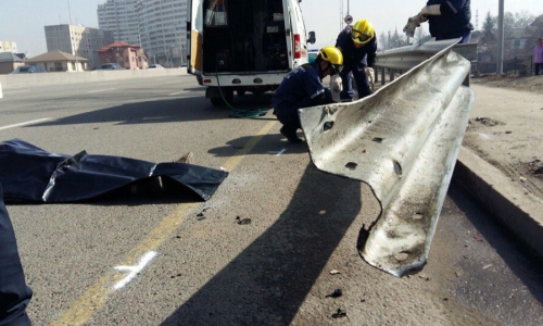 Страшное ДТП в Алматы: Металлический отбойник прошел насквозь легковушки