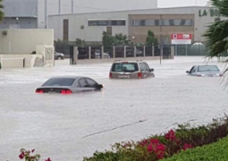 Мощный ураган в столице ОАЭ переворачивал автомобили и самолеты (ВИДЕО)
