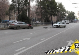 В Алматы два попутных автомобиля столкнулись лоб в лоб
