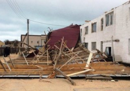 В Мангыстауской области ведутся работы по восстановлению сорванной крыши
