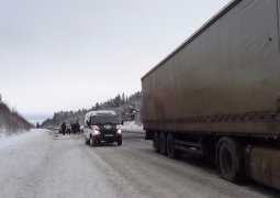Двое полицейских погибли при лобовом столкновении легковушки и грузовика в Карагандинской области 