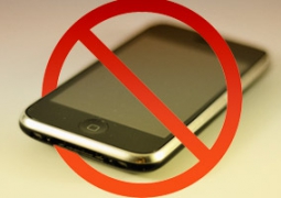 Госслужащим запретят пользоваться смартфонами на работе, - МВД