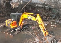 Из русла реки Есентай вывезли более 100 КамАЗов мусора