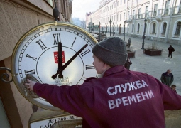 6 российских регионов перевели стрелки на час вперед