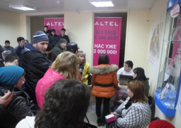 Из-за отмены безлимитного 4G-интернета возмущённые казахстанцы штурмуют офисы ALTEL