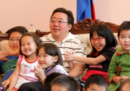 Президент Монголии воспитывает 28 детей - пятеро родных и 23 усыновленных