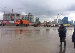 Сегодня в столице затопило огромный участок дороги