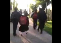 Школьники выложили в сеть видео, на котором жестоко избивают одноклассника