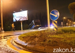Пассажирский автобус вылетел с дороги и повис над оврагом в Алматы 