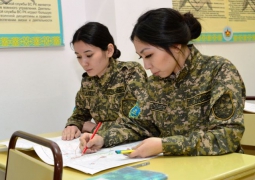 В Казахстане впервые девушки получают военные специальности