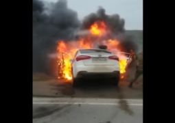 Видео: на трассе Атырауской области столкнулись и загорелись 2 авто