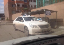 Астанчане закидали мусором неправильно припаркованный автомобиль