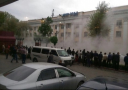 В Алматы на  Старой площади прорвало трубу с горячей водой