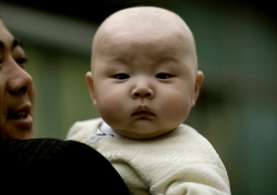 Рожать трех детей разрешили в приграничной провинции Китая