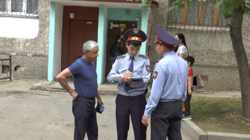В Алматы сносят незаконные шлагбаумы во дворах жилых домов