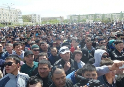 Три тысячи человек вышли на митинг против продажи земли иностранцам в Атырау (ВИДЕО)