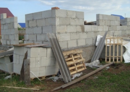 При обрушении стены дома в Алматы погиб мужчина