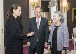 Больная Анджелина Джоли решает проблемы мигрантов