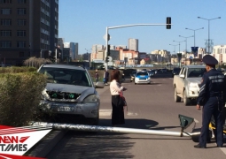 Китаянка на Lexus снесла светофор в центре Астаны