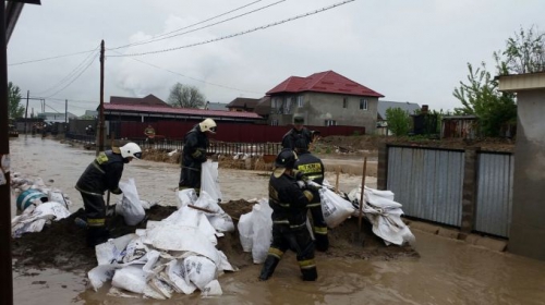 В Алматы разлившаяся река Каргалинка затопила посёлок Алгабас