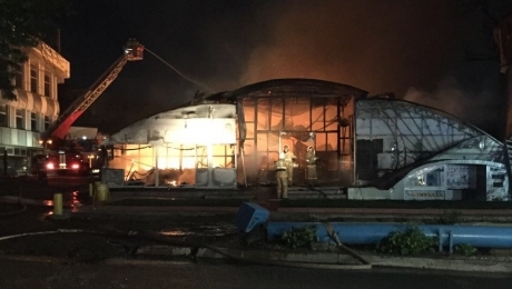 Крупный пожар произошел на рынке Шымкента сегодня ночью