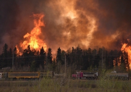 В Канаде из-за лесных пожаров эвакуируют 80 тысяч человек (ВИДЕО)