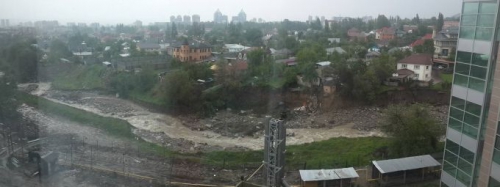 Берег реки Есентай обрушился вместе с домом в Алматы (ВИДЕО)