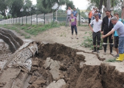 Жителей домов на реке Есентай в Алматы выселяют из-за угрозы их обрушения