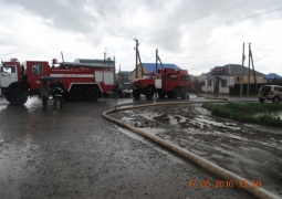 В Атырау ливнем затопило 7 улиц, 3  школы, 2 детсада