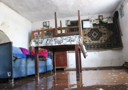 Жители Атырауской области покидают затопленные дома и строят дамбы