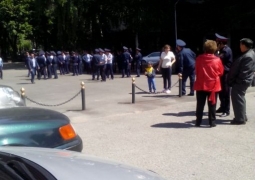 Полицейские перекрыли «Новую площадь» в Алматы