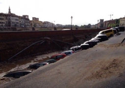 20 машин провалились под землю в центре Флоренции
