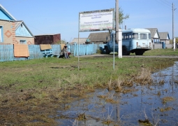 В Костанайской области после паводка посёлок до сих пор остаётся в воде