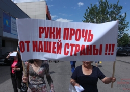 Проживающие в Америке казахи не имеют права вмешиваться в нашу жизнь, заявили митингующие у консульства США в Алматы 