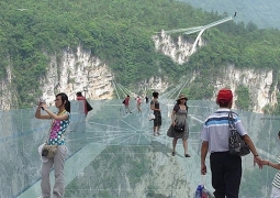 Китайцы построили самый длинный в мире стеклянный мост