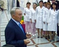 Нурсултан Назарбаев в Усть-Каменогорске встретился с работниками центра крови и посетил автозавод
