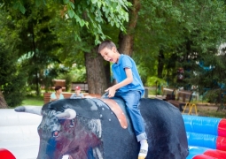 10-летний мальчик упал с аттракциона в парке Алматы