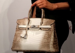 На аукционе Christie’s продана самая дорогая сумка в мире за $300 000