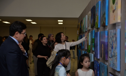 В Астане проходит благотворительная выставка детских картин