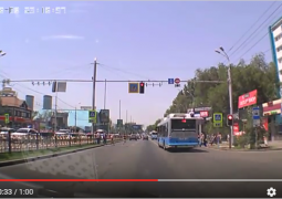 В Алматы автобус едва не влетел в группу пешеходов (ВИДЕО)