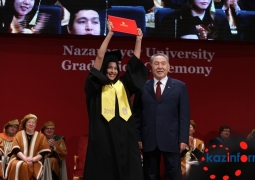 Глава государства вручил дипломы лучшим студентам Назарбаев Университета