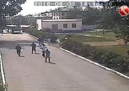 Телеканал опубликовал видео с камер наблюдения в войсковой части в Актобе