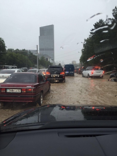 Ливень в Алматы: Затоплены улицы, станция метро, подземные переходы и паркинги