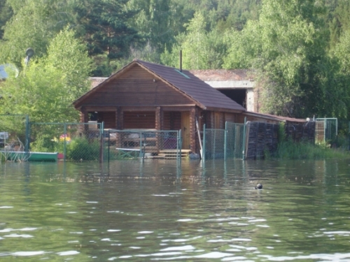 В Восточном Казахстане затопило базы отдыха на Бухтарминском водохранилище