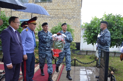 Обелиск в память о погибшем полицейском Алданыше Тайгожине открыли в Карагандинской области 