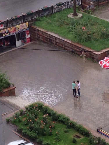 В Алматы после дождя опять затопило улицы и подземные переходы (ВИДЕО)
