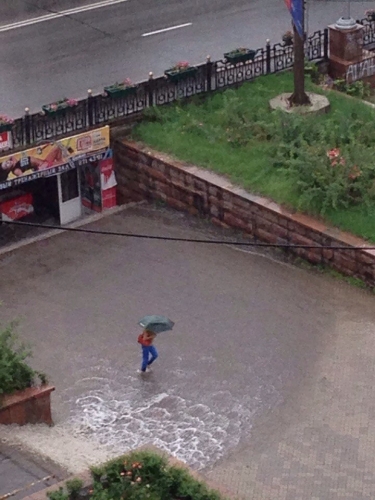 В Алматы после дождя опять затопило улицы и подземные переходы (ВИДЕО)