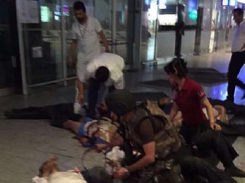 В сети появились кадры с места взрыва в стамбульском аэропорту (ВИДЕО)