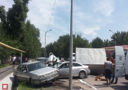 В Алматы автолюбитель, убегая от полиции, спровоцировал крупное ДТП; 6 человек пострадали 