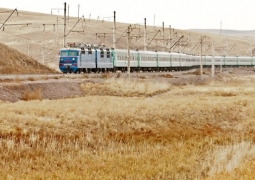 Пассажирский поезд Актобе - Актау застрял в степи из-за ремонтных работ